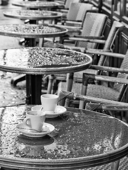 Un-café-sous-la-pluie-à-Paris.jpg
